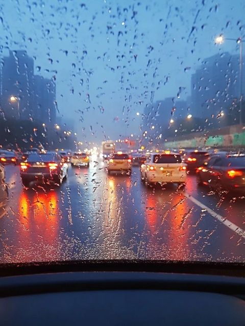 郑州东站因雨雪约140趟列车停运,旅客可免费退票