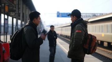 1月9日，一名男子带着三个孩子乘坐高铁前往湖北,在旅途中，他独自离开车厢去抽烟
