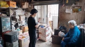 河南男子见证暖心一幕:列车员背送不便乘客出站获赞