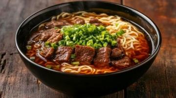 沙尘暴下的美食制作:在家享受清香牛腱与牛肉汤面的乐趣