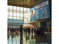 亲戚从哈尔滨过来，带的东西比较多,我早早地赶到任丘火车站，想买个站台票