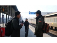 1月9日，一名男子带着三个孩子乘坐高铁前往湖北,在旅途中，他独自离开车厢去抽烟