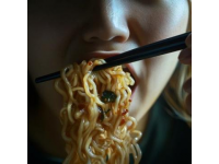 高铁上吃泡面引发争执：公共空间里的秩序与宽容之争