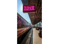 一位新生儿被送到了列车上, 一位疲倦的母亲努力照顾她在途中的婴儿。