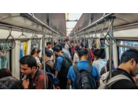 儿童不慎火车站台坠落，家长疑似手机分心；救援及时，母子均无大碍