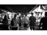 还记得那个曼谷大名鼎鼎的美功铁路市集吗?它就是那个传说中可以看到火车进出市场