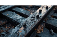 为什么我国修建火车轨道，只能用会生锈的铁，也不用不锈钢？其实原因很简单: