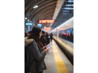 英国酒仙夫妇32小时绿皮火车站票到新疆,累得精疲力尽