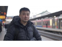 男子花15万买火车卧铺安挂车上网友：开上它能泡到妹吗