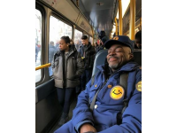 乘坐北京开往南宁的高铁，一个老人端着一杯冒热气的开水和一盒挂面