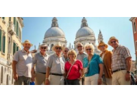 近年来，旅游列车持续发展，服务质量不断提升，受到银发族游客青睐