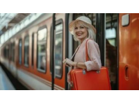 银发旅游列车启程：舒适之旅还是资源倾斜？