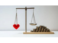 人生这趟列车别让钱和情压弯了腰