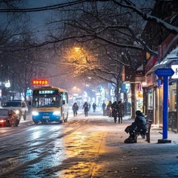 全国多地罕见降雪，高速封闭列车停运；河南暴雪成囧途，昆明、广东也下雪