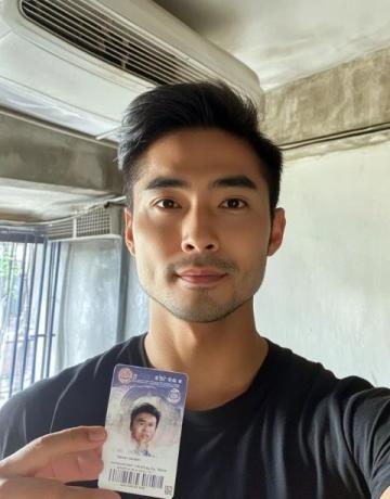 小伙没买到坐票竟带折叠床变硬卧,网友:这才是聪明人!