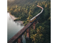 斯里兰卡沿海火车似千与千寻海上列车吸引游客