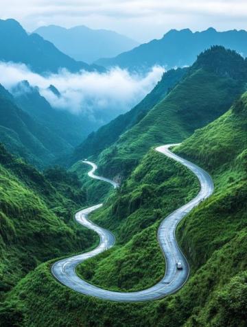 在贵州苗岭曲折蜿蜒的山路上,一列宛如巨龙般的绿皮火车徐徐前行