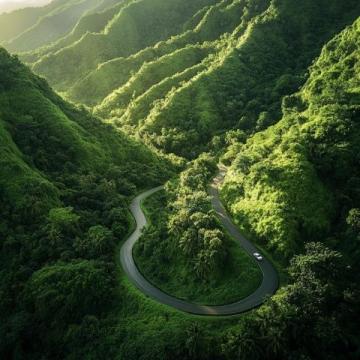 在贵州苗岭曲折蜿蜒的山路上,一列宛如巨龙般的绿皮火车徐徐前行