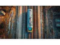 绿皮火车轨道也有电？了解一下背后的真相与安全问题