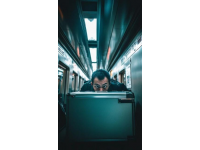 抢票、候车、赶车，一路奔波，终于挤上了回家的火车,车厢里，各种味道混合在一起