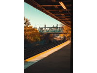 春风吹过山城，重庆轻轨如穿梭于春天的使者