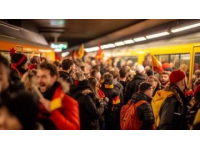 驻马店高铁站春节返程感人瞬间，泪水背后的不舍之情