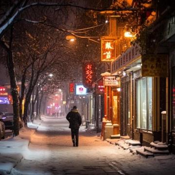 山东多地遭遇罕见暴雪:列车停运中小学停课积雪达13厘米