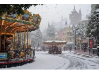 山东多地遭遇罕见暴雪：列车停运中小学停课积雪达13厘米