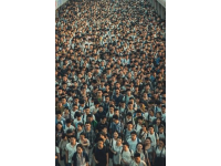 春运众生相：普通火车人潮汹涌，折射经济选择与文化习俗