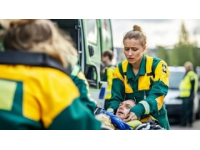 列车上的紧急救援列车员与医护人员的默契配合