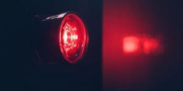 你知道吗?一盏盏铁路信号灯背后是如何保障列车安全运行的?