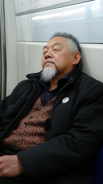 火车与老头乐相撞事件始末,让人捏一把汗!