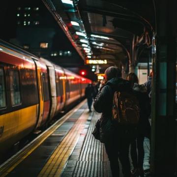 火车站观察:为何常有人错过列车?——时间管理与服务改进的思考