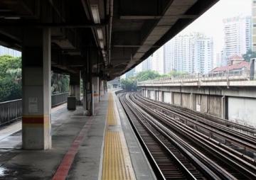 小男孩不慎跌入列车与站台缝隙,引发众人关切救助