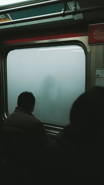 火车驶来,轮声渐缓,我揉了揉酸痛的脖子