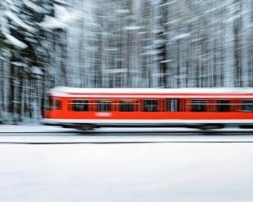 绿皮火车逆风前行!暴雪冻雨天气下的高铁停运与绿皮车优势