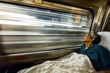 火车驶来,轮声渐缓,我揉了揉酸痛的脖子