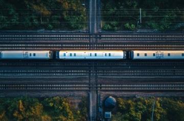 为什么铁路轨道不采用不锈钢而选择生铁?探讨背后原因与优势