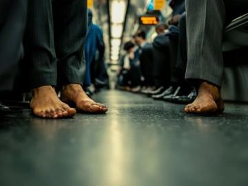 揭秘:地铁车厢不设垃圾桶的真正原因