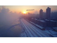 春日罕见大雪席卷山东：交通中断、列车停运与学校停课纪实