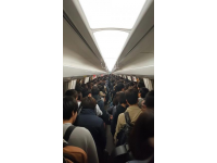 这趟火车让了路于动车，结果自己却迟到了两个小时