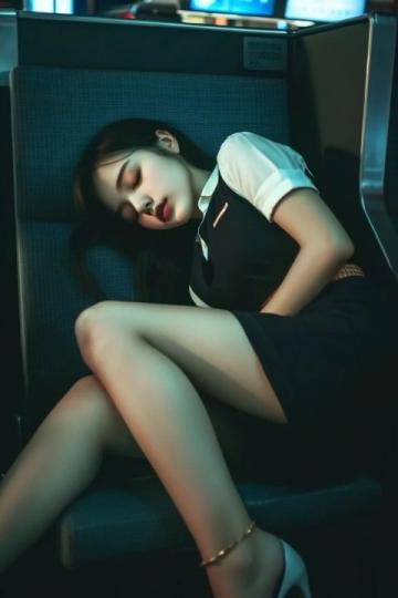 湖南常德火车站员工上班打盹致旅客滞留，车站回应及处罚措施引发热议