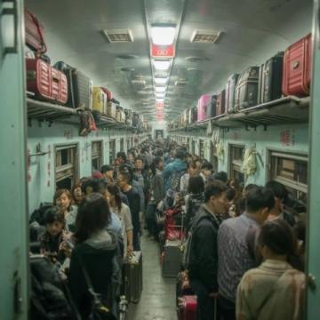 火车仍旧拥挤:春节返乡潮下的困扰