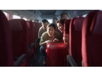 无语！火车上，大叔脱鞋，把脚伸到对面座位上