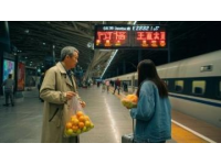 温暖前行：湖南绿皮列车的特别市场与老人经济之路