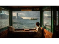 泪流满面,一个孩子血管瘤发病；列车长努力找到医生，为孩子进行急救，旁边的孩子父亲跪地痛哭，而周围的乘客都被动容了！