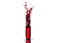 实拍：火车上，一女子抱着孩子蹲在过道，乘务员做法令人称赞