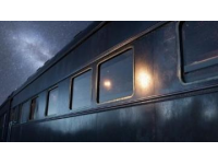 实拍：火车卧铺车厢一乘客与乘务员发生冲突被赶下车