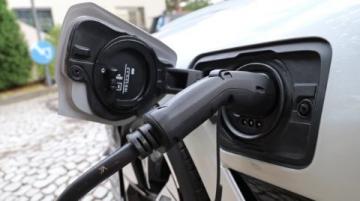 雅迪发布新款钠电池电动车:DE3-H与Q50详细评测