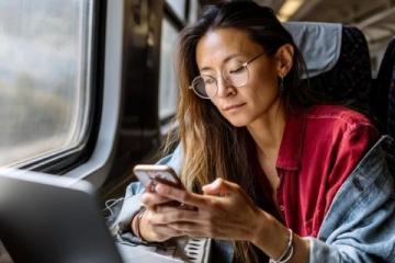 女子火车上遇美瞳碎裂危机，提醒安全佩戴隐形眼镜的重要性